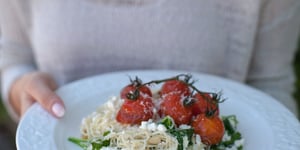 Photo de la Recette: CHEVEUX D’ANGE À LA RICOTTA, TOMATES AU BALSAMIQUE, ÉPINARDS & NOIX DE PIN