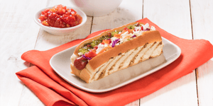 Chien Chaud à la Mode de Montréal avec Salade de Chou