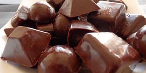 CHOCOLAT CRAQUANT AUX PIGNONS ET NOISETTES