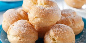 Chouquettes Fourrées au Mascarpone, Coulis de Fruits Rouges