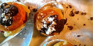 Choux Farcis à la Costarde, Fraises & Chocolat