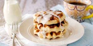 Photo de la Recette: Brioches à la Cannelle au Gaufrier avec Glaçage au Fromage à la Crème