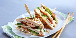 Photo de la Recette: Club-sandwichs de Poulet au Bacon et Basilic