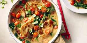 Côtelettes de Porc en Sauce avec Épinards et Tomates