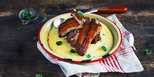 Photo de la Recette: Côtes Levées de Porc au Café avec Polenta au Fromage et aux Fines Herbes