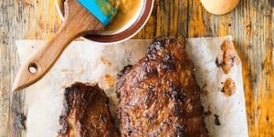 Photo de la Recette: CÔTES LEVÉES DE PORC, SAUCE CHILI AUX PÊCHES ET À LA LIME