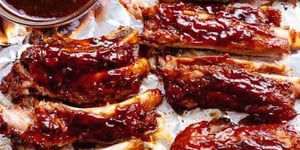 Côtes Levées Faciles à Cuire au Barbecue sont Fondantes Dans la Bouche