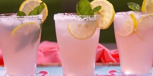 Cocktail Alcoolisé à la Limonade Rose