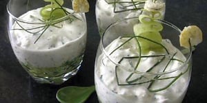 Cocktail de Crevettes au Fromage Blanc Pimenté sur Lit de Concombre