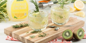 Cocktail Pétillant à la Limonade Tropicana® au Romarin