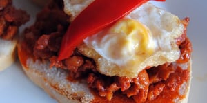 Photo de la Recette: 'Cojonudo', une 'tapa' Espagnole avec du Chorizo, des Poivrons et des Oeufs de Caille