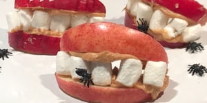 Collation Pomme, Guimauves et Beurre d'arachide pour L'halloween