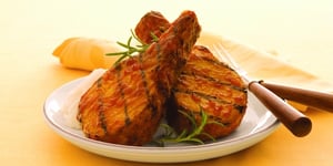 Photo de la Recette: CÔTELETTES DE PORC GRILLÉES AU CHIPOTLE ET À L’ÉRABLE