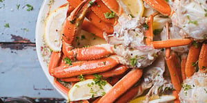 CRABE DES NEIGES AVEC BEURRE À L’AIL ET AUX FINES HERBES