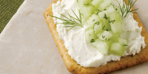 CRAQUELINS AU FROMAGE DE CHÈVRE, AU CONCOMBRE ET À L’ANETH