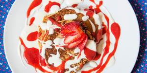 CRÊPES À L'AVOINE NAPPÉES DE COULIS DE FRAISES ET DE CRÈME SURE AU MIEL