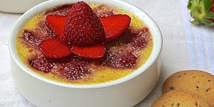 Photo de la Recette: CRÈME BRÛLÉE AUX FRAISES MACÉRÉES DANS DU MISTELLE DE FRAISE