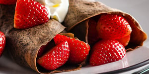 Photo de la Recette: Crêpes au Chocolat Garnies de Fraises et de Crème Fouettée