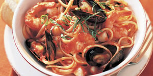 Crevettes, Moules et Pétoncles dans une Sauce Tomate