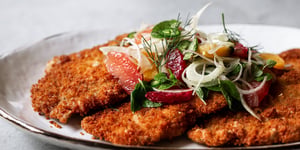 Escalope de Porc Panée Croustillante avec Salade D'agrumes