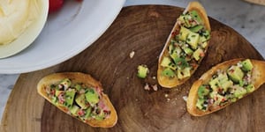 Photo de la Recette: Crostini à L’avocat et au Radis