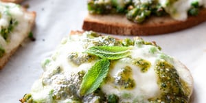 Photo de la Recette: CROSTINIS DE MOZZARELLA, PETITS POIS ET PESTO DE MENTHE
