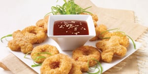 Photo de la Recette: CROUSTILLANTES PÉPITES DE POULET XOXO, SAUCE AU MIEL ET AIL
