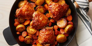 Cuisses de Poulet Poêlées, Glacées avec un Mélange de Miel, de Sriracha et D'ail