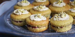 Photo de la Recette: Cupcakes Amandes-Framboise, Glaçage au Beurre de Cajou {sans gluten ni lactose}