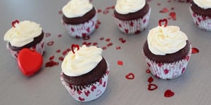 Cupcakes en Velours Rouge avec Glaçage au Fromage à la Crème à la Vanille (Joyeuse St-Valentin!)