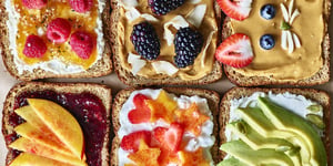 Déjeuner Sain, Toast Garni et Riche en Protéine