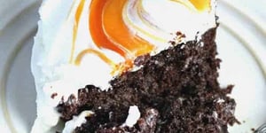 Délicieux Gâteau au Chocolat, Caramel, Crème Fouettée et Sauce au Caramel