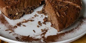 Photo de la Recette: Dessert Semi-Glacé au Chocolat et à la Noisette dans une Croûte Chocolatée à la Cannelle et aux Céréales All-Bran*