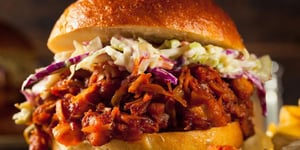 DINDON AU BBQ EFFILOCHÉ ET SALADE DE CHOU