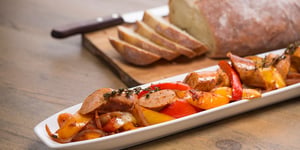 Duo de Saucisses Grillées aux Poivrons et aux Oignons Rôtis