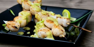 Brochettes de Pétoncles Sauce Oignons Verts, Gingembre et Lime