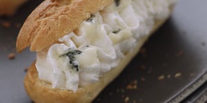 Éclairs Salés à la Crème Fouettée au Bleu