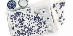 Photo de la Recette: Éclats de Yogourt Glacé aux Bleuets
