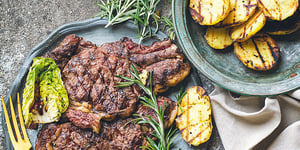 Entrecôtes Salade Verte et Pommes de Terre Grillées