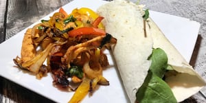 Photo de la Recette: Fajitas Poulet Légumes dans sauce BBQ et Shiracha