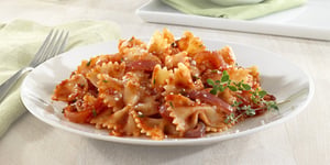 Photo de la Recette: Farfalle BarillaMD avec Oignons Rouges, Tomates, Thym et Parmigiano Reggiano