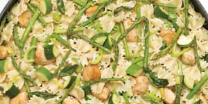 FARFALLES AU POULET ET ASPERGES FAÇON ONE POT
