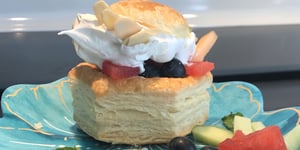 Feuilleté de Fruits et Crème Fouettée