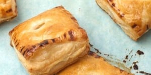 Photo de la Recette: Feuilletés de Saumon en Julienne de Légumes et sa Sauce à L'oseille