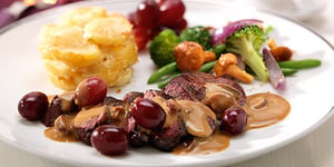 FILET DE POITRINE DE CANARD SAUVAGE AUX RAISINS CHAUDS ET SAUCE CHASSEUR