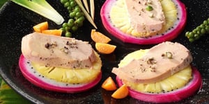 Photo de la Recette: Foie Gras en Carpaccio D’ananas Victoria et Pitaya Fruits du Dragon