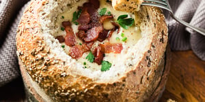Photo de la Recette: Fondue au Fromage dans un Bol de Pain