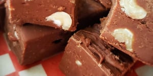 Fudge Onctueux au Lait Sucré & Noisettes
