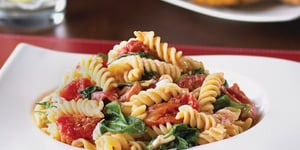 Fusilli aux Épinards au Fromage Tomato et à la Chèvre