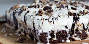 Gâteau à la Crème Glacée aux Brownies et à la Noix de Coco